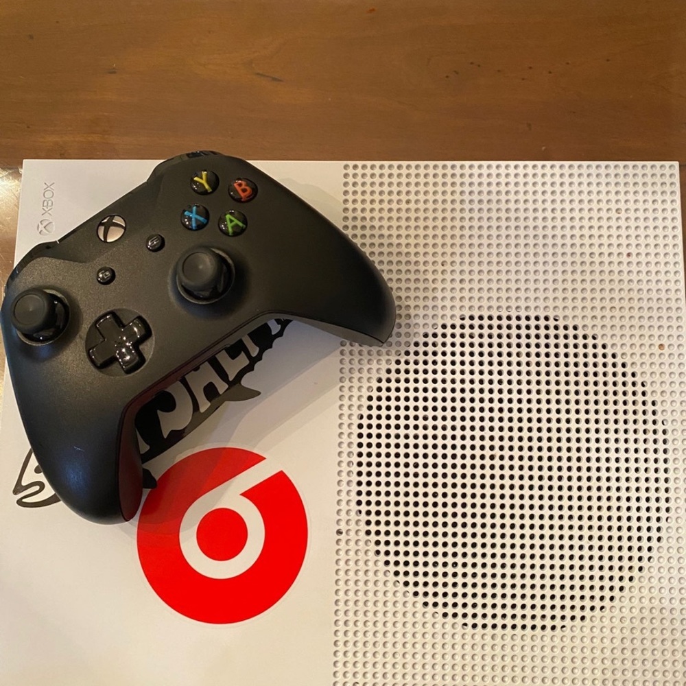 Microsoft Xbox One S White 500 GB Console with controller, HDMI and power cord